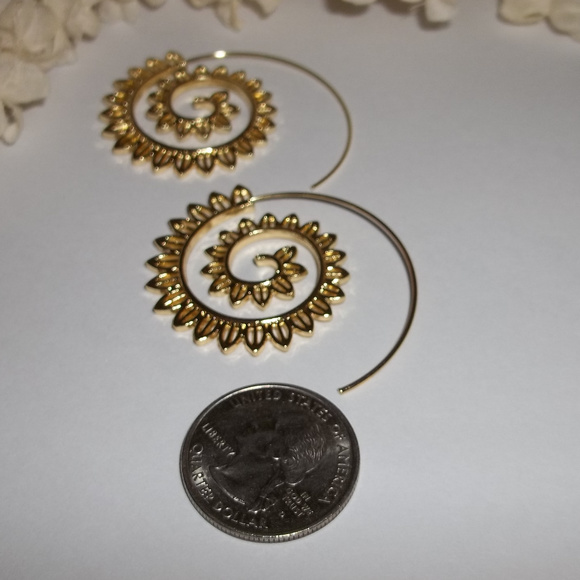 CLEARANCE! PRICE IS FIRM! Gold Huggie Hoop Earring Spiral Tribal Edgy 4718 - Picture 6 of 8